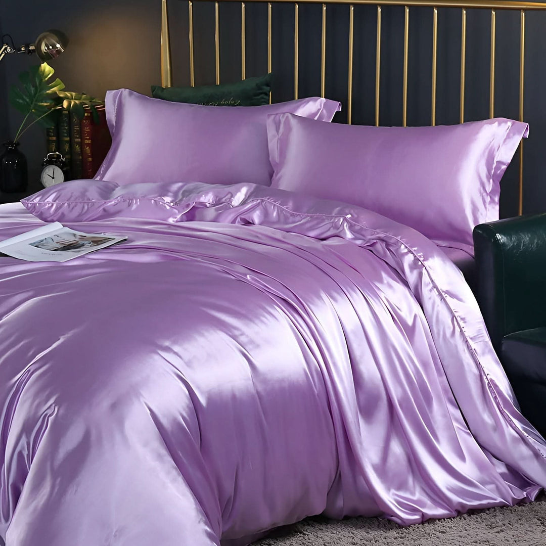 https://www.sarando-shop.com/cdn/shop/files/HomoraPurpleSilkBettdecke3_00a999cc-3183-45b4-992e-51cb49fef632.jpg?v=1775741244