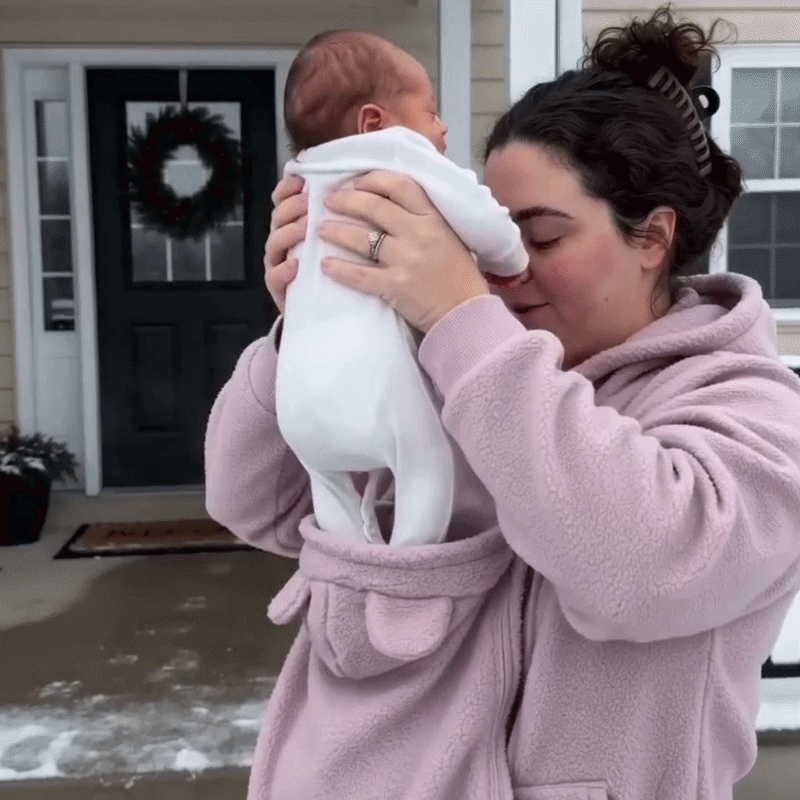 Kuscheliger Fleece-Kapuzenpullover zum Babytragen mit Fronttasche