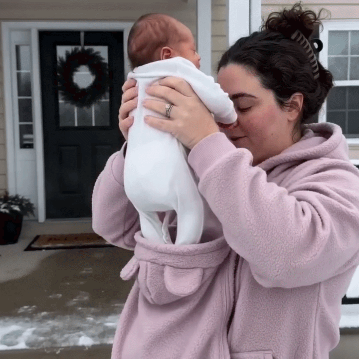 Kuscheliger Fleece-Kapuzenpullover zum Babytragen mit Fronttasche