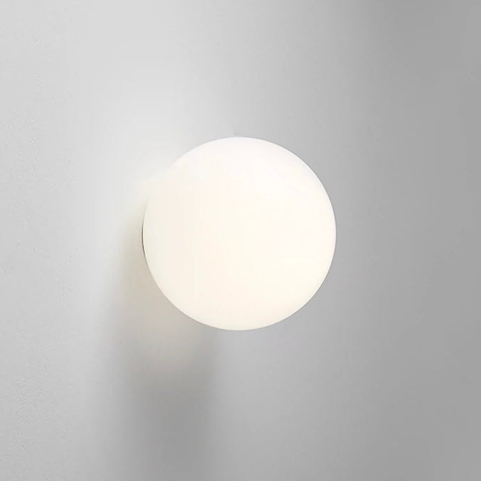 Moderne LED-Wandleuchte mit Kugel aus Satinglas, 1-flammig
