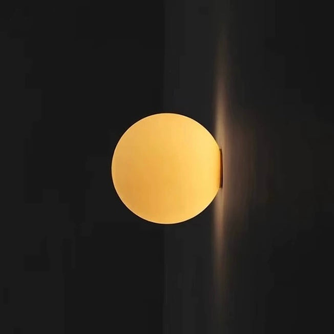 Moderne LED-Wandleuchte mit Kugel aus Satinglas, 1-flammig
