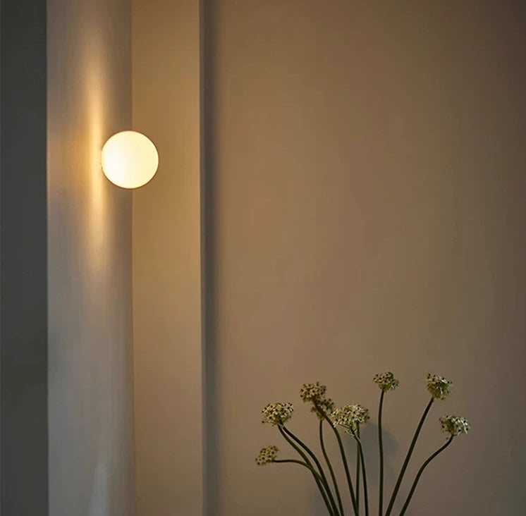 Moderne LED-Wandleuchte mit Kugel aus Satinglas, 1-flammig