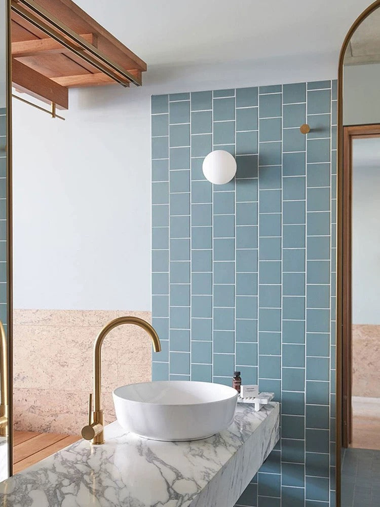 Moderne LED-Wandleuchte mit Kugel aus Satinglas, 1-flammig