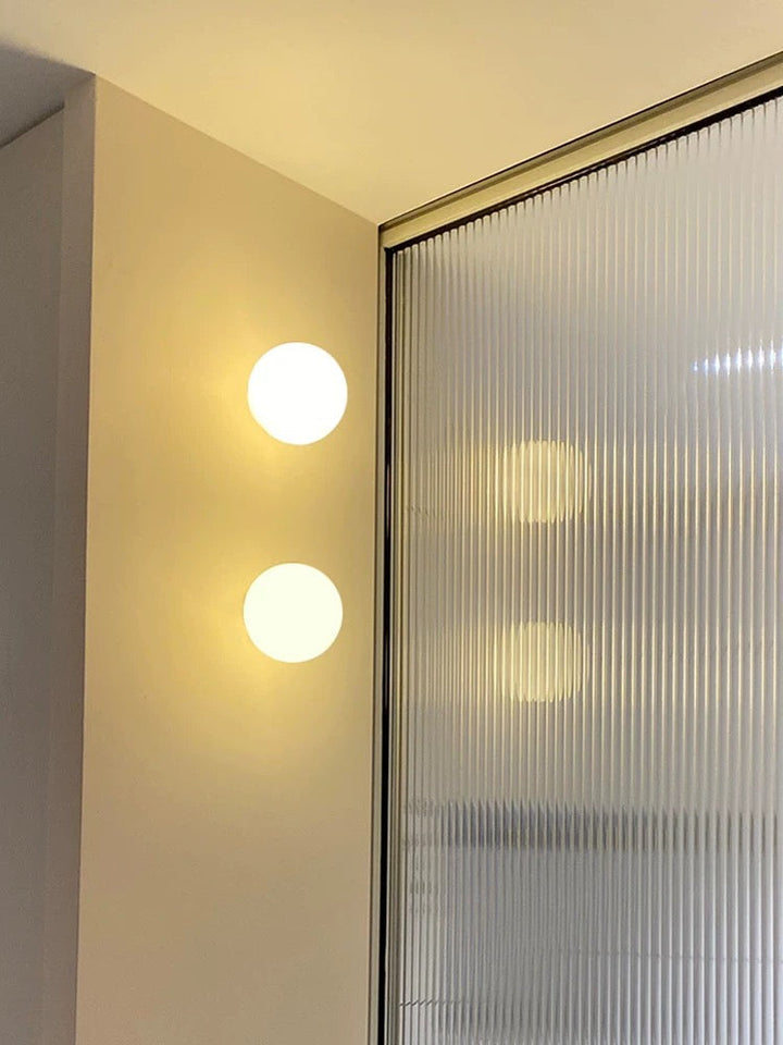 Moderne LED-Wandleuchte mit Kugel aus Satinglas, 1-flammig