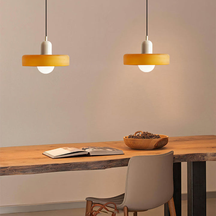 Farbenfrohe Pendelleuchte im Bauhausstil - StiloGlas