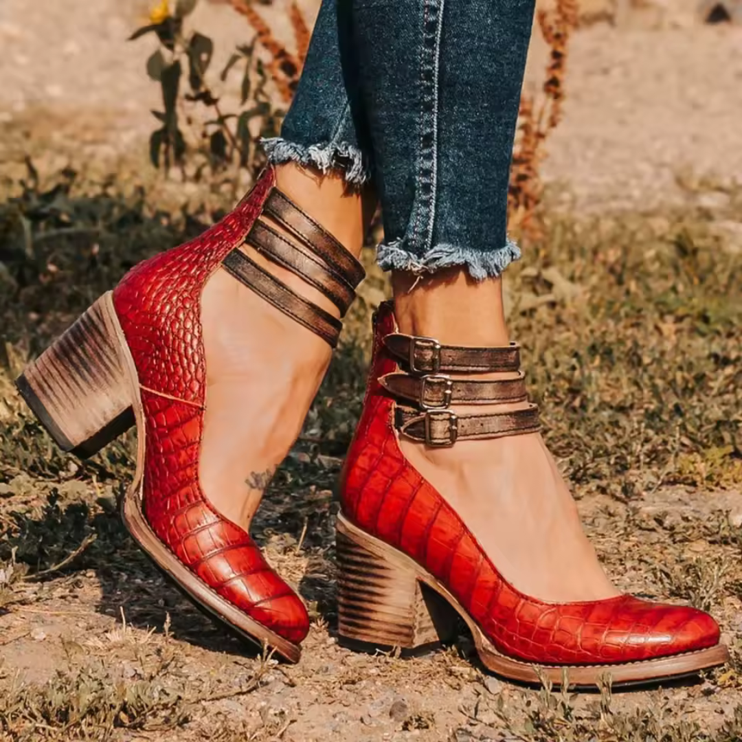 Vintage-inspirierte Pumps mit Fesselriemchen und klobigem Absatz