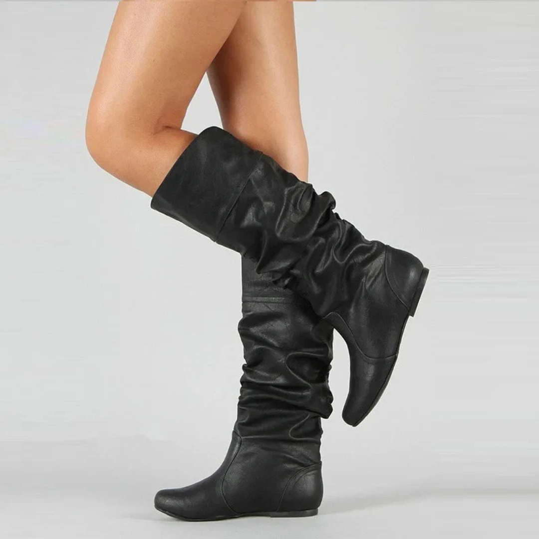 Wadenhohe Pull-On-Lederstiefel mit flacher Sohle.