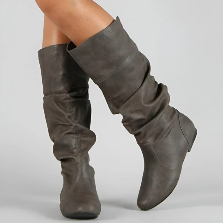 Wadenhohe Pull-On-Lederstiefel mit flacher Sohle.