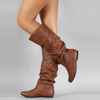 Wadenhohe Pull-On-Lederstiefel mit flacher Sohle.