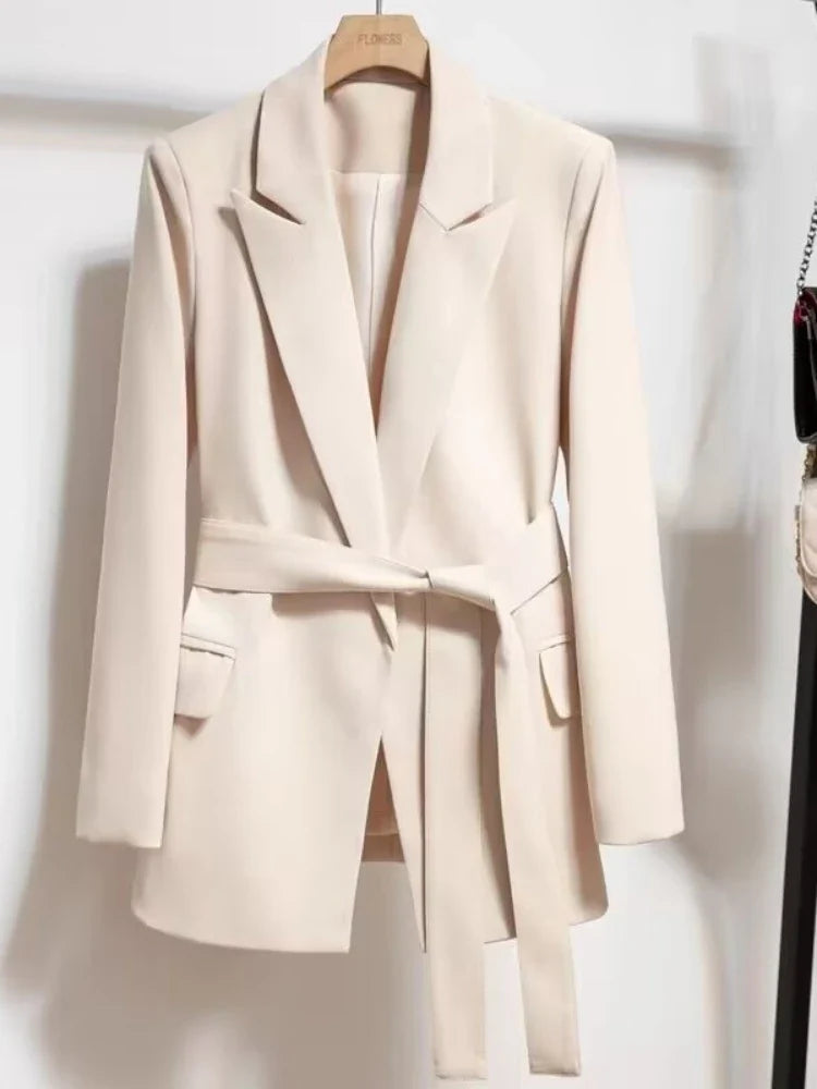 Nora | Stylischer Blazer mit Gürtel für einen Modernen Look