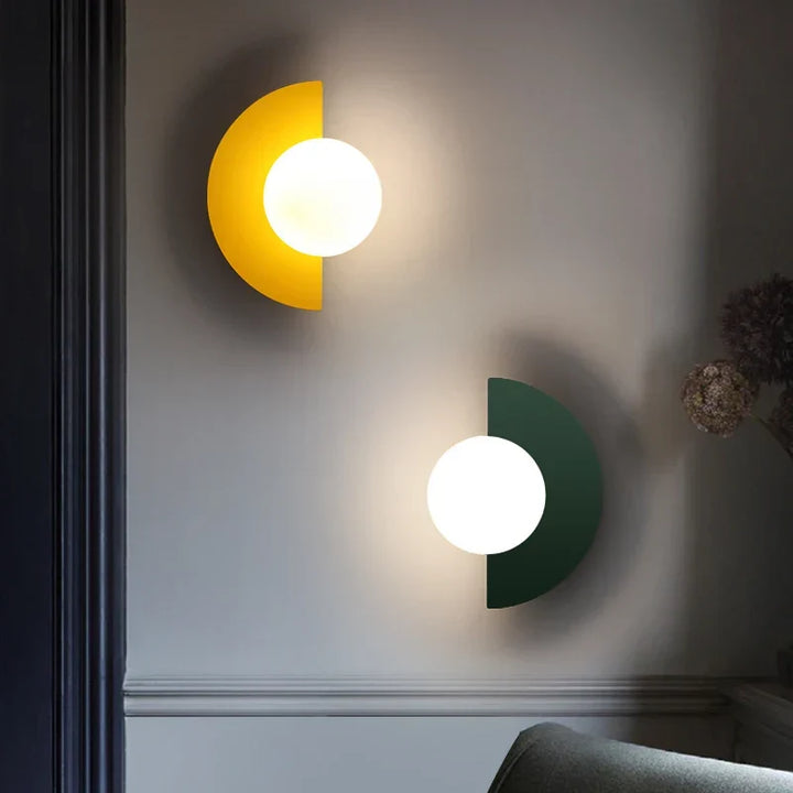 Moderne LED-Wandleuchte im geometrischen Halbkreis-Design