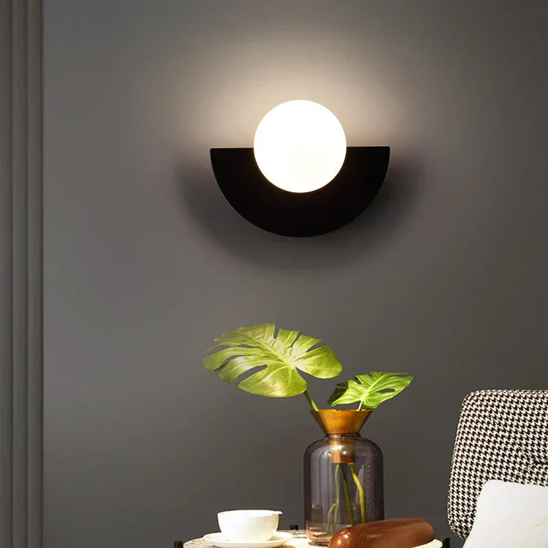 Moderne LED-Wandleuchte im geometrischen Halbkreis-Design