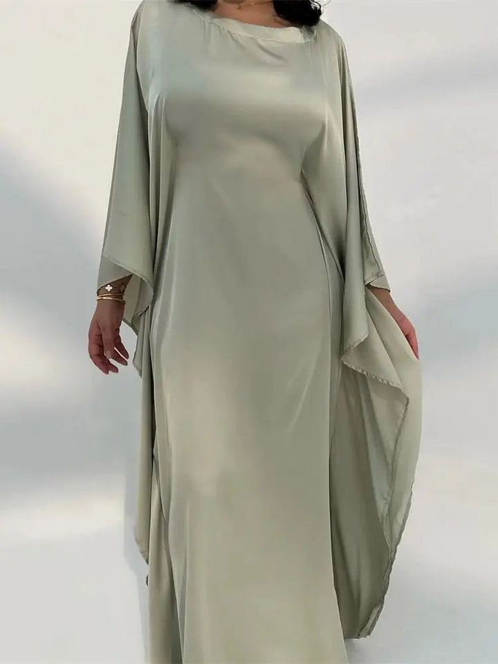 Elegantes Maxikleid mit Spaghettiträgern und hohem Schlitz