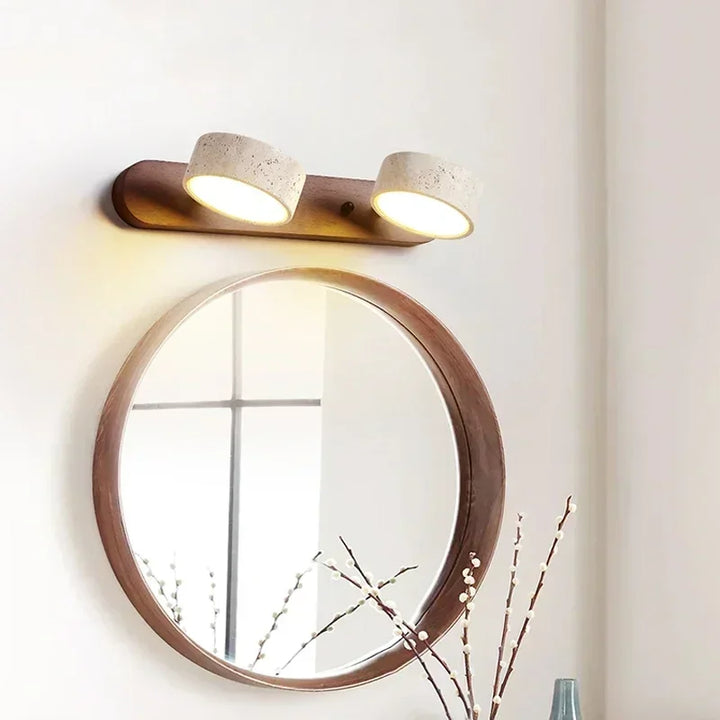 Moderne LED-Wandleuchte mit drehbaren Steinschirmen und Holzsockel