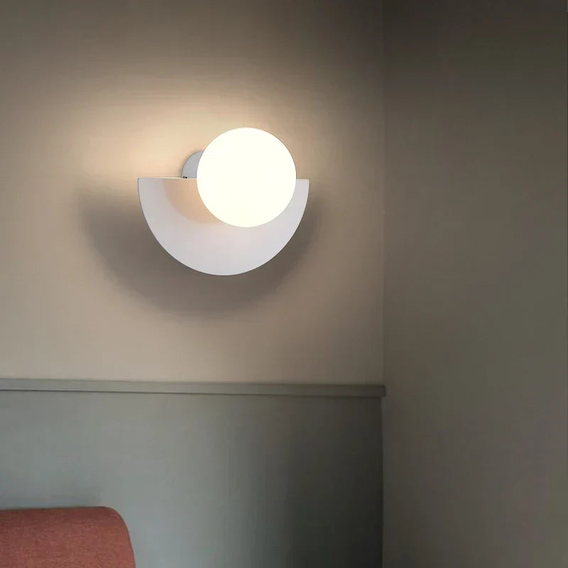 Moderne LED-Wandleuchte im geometrischen Halbkreis-Design