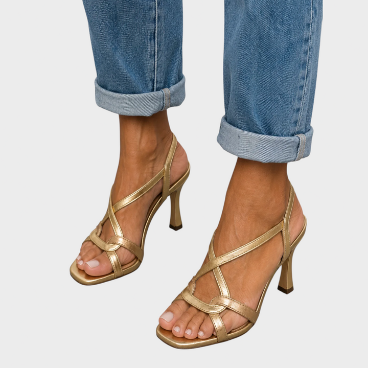 Elegante goldene Sandalen mit Riemchen und Absatz