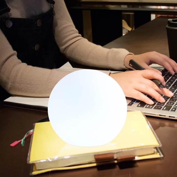 Farbenfrohe kabellose LED-Tischlampe mit Fernbedienung