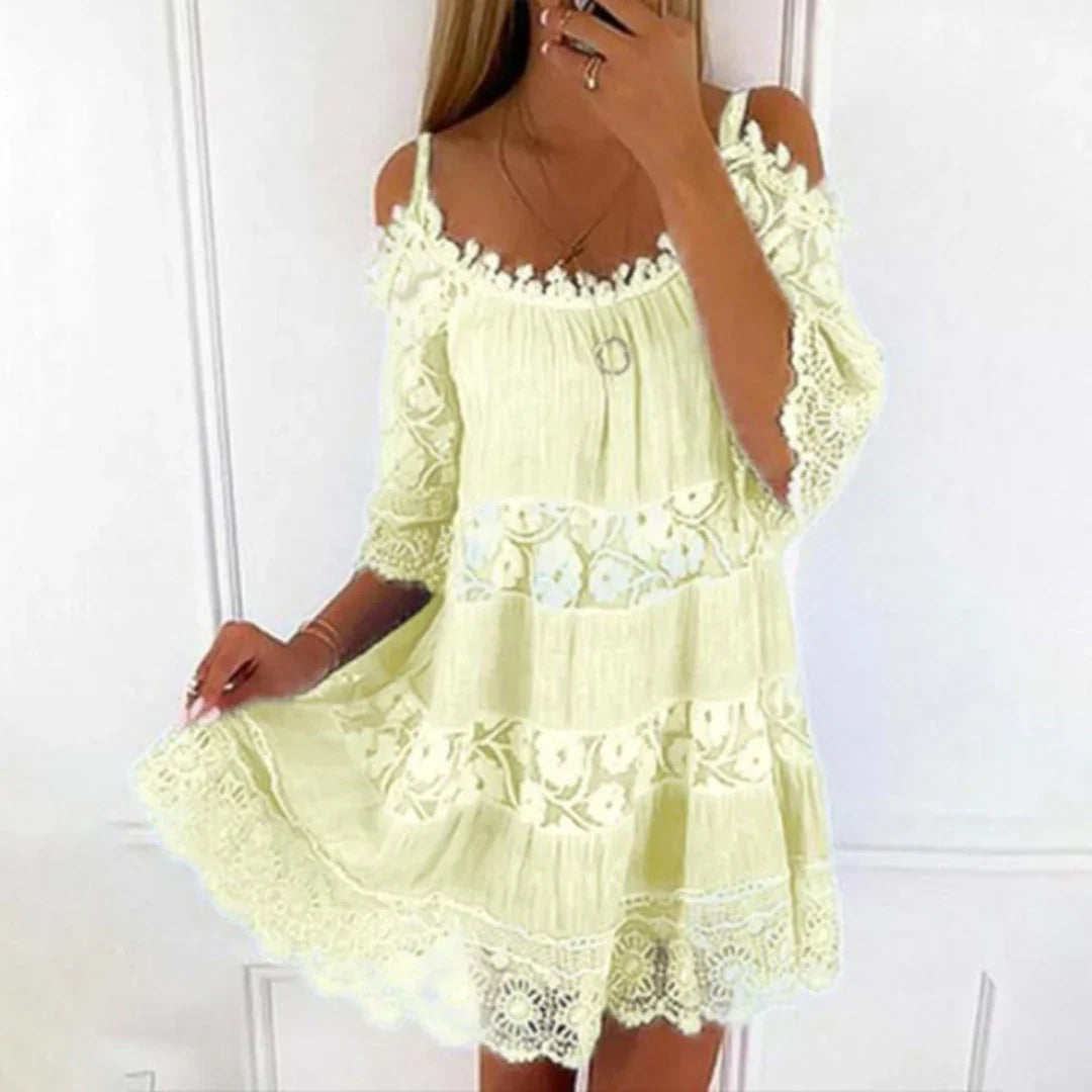 Sommer-Minikleid mit Häkelspitze und Stickerei