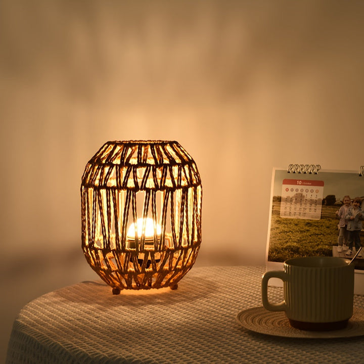 Boho-Tischlampe aus Rattan – Handgefertigter Lichtakzent für Schlafzimmer oder Wohnbereich