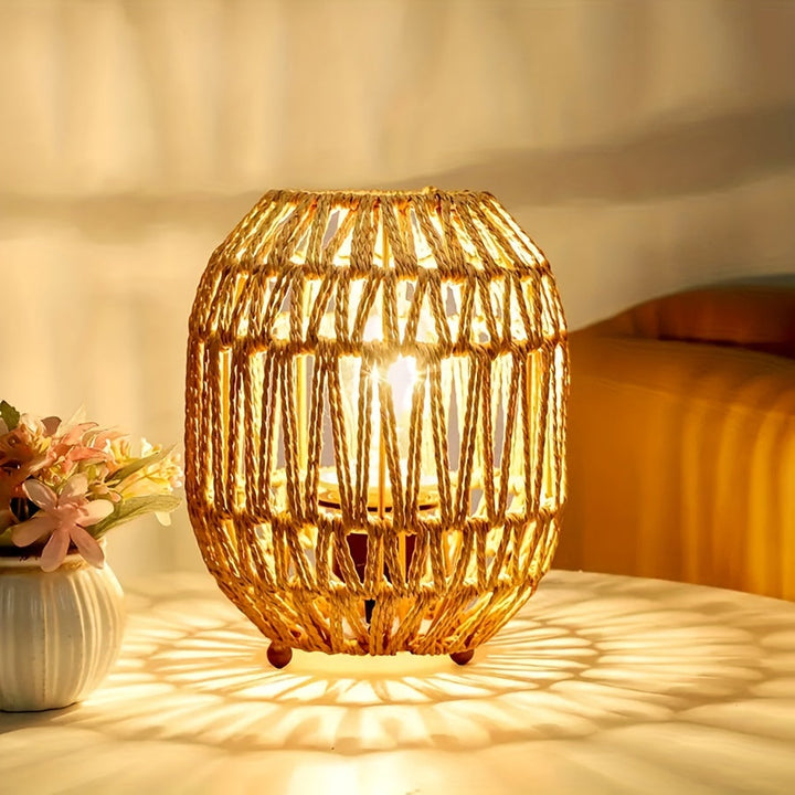 Boho-Tischlampe aus Rattan – Handgefertigter Lichtakzent für Schlafzimmer oder Wohnbereich