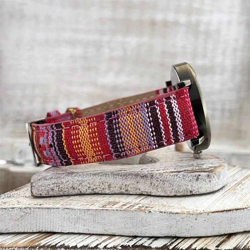 Uhr mit mehrfarbigem Regenbogenmuster und geflochtenem Armband – Elyvra