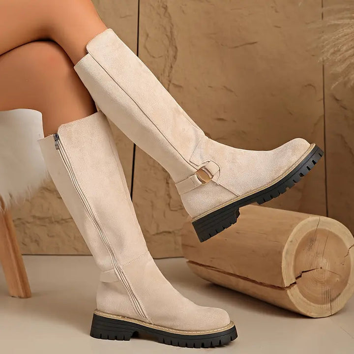 Hohe Stiefel mit dicker, rutschfester Sohle.