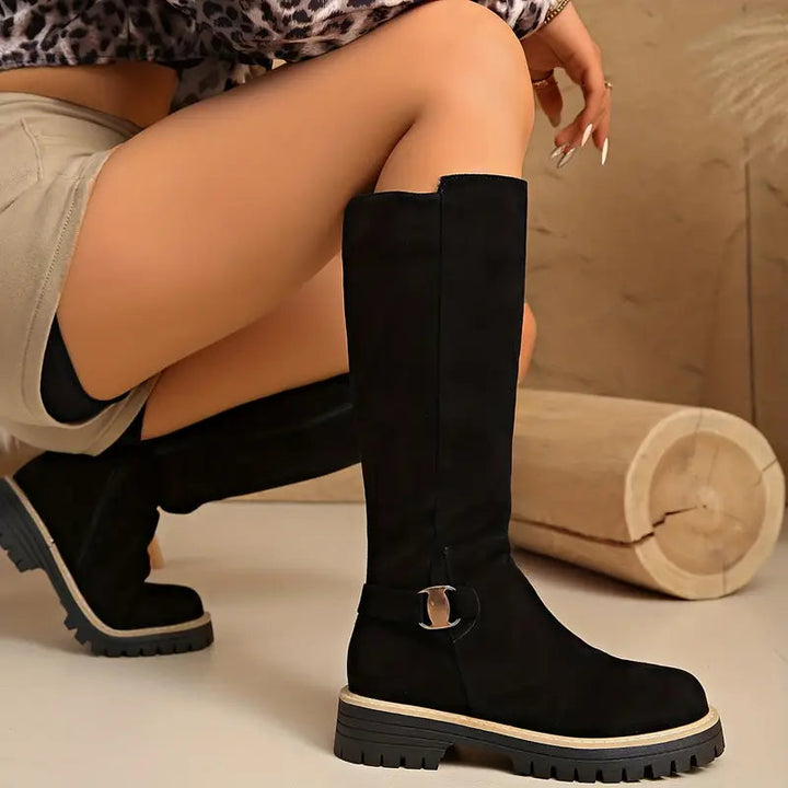 Hohe Stiefel mit dicker, rutschfester Sohle.