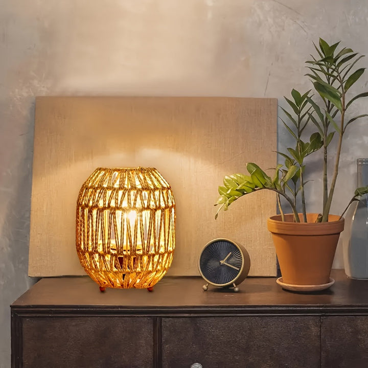 Boho-Tischlampe aus Rattan – Handgefertigter Lichtakzent für Schlafzimmer oder Wohnbereich