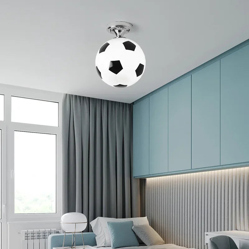 Verspielte Fußball-Deckenleuchte – GoalBright