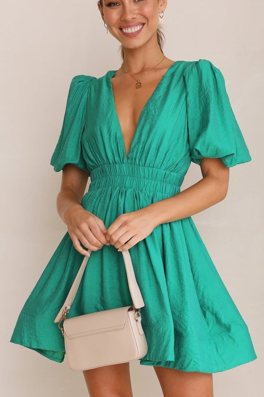 Elegantes und fließendes Minikleid