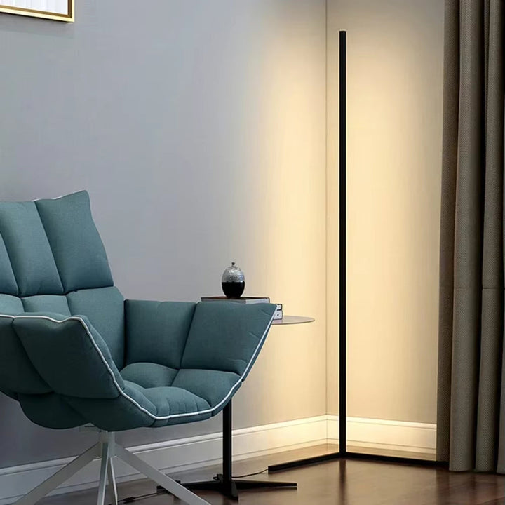 Dimmbare LED-Eck-Stehleuchte mit Fernbedienung