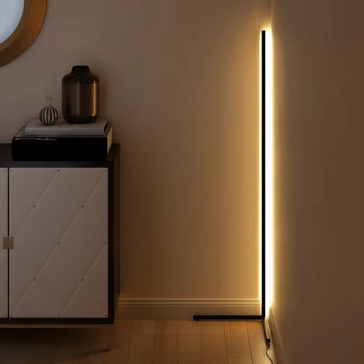 Dimmbare LED-Eck-Stehleuchte mit Fernbedienung