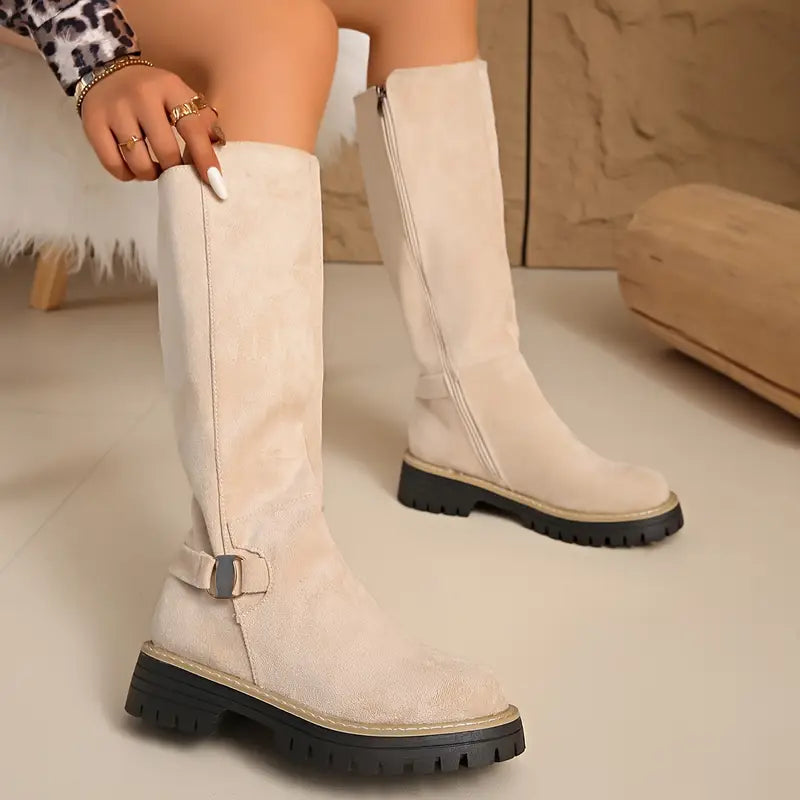 Hohe Stiefel mit dicker, rutschfester Sohle.