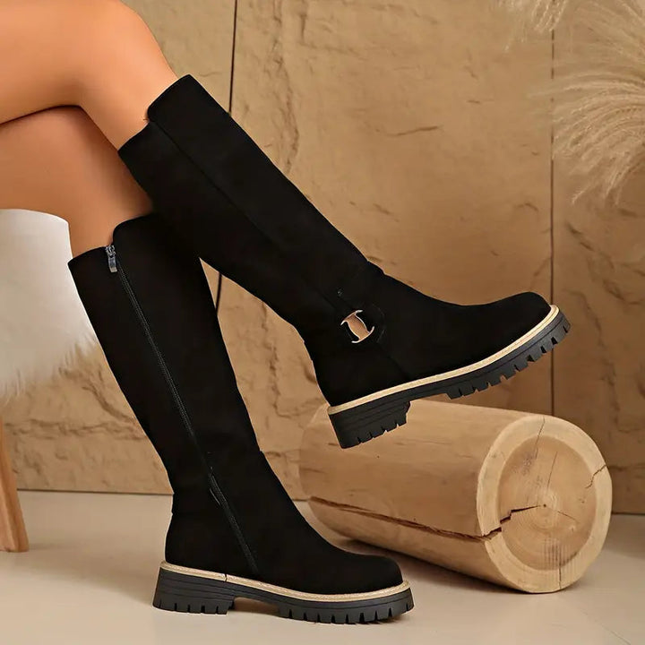 Hohe Stiefel mit dicker, rutschfester Sohle.