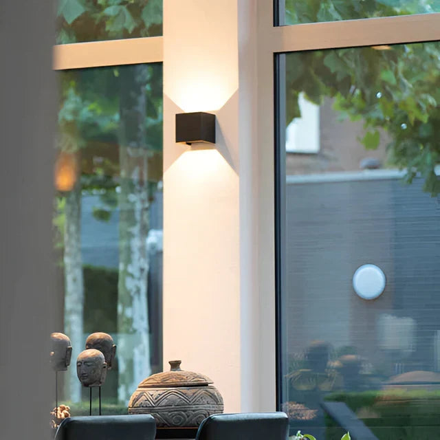 Kabellose Wandlampe für innen und außen | LED-Lampe mit Akku und Sensor | GlowCube
