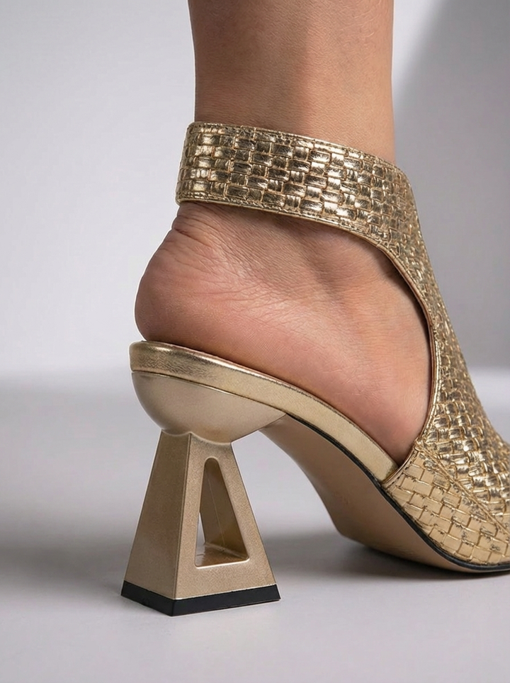 Elegante, geflochtene Sandalen mit offener Spitze und skulpturiertem Absatz.