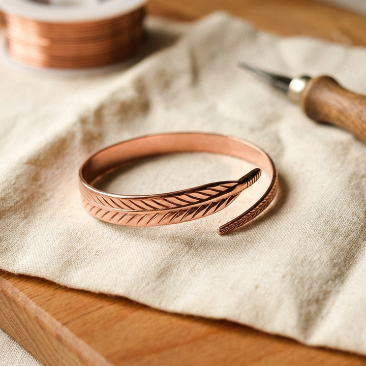 Handgraviertes Feder Kupfer Armband, verstellbare Größe
