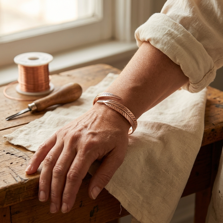Handgraviertes Feder Kupfer Armband, verstellbare Größe