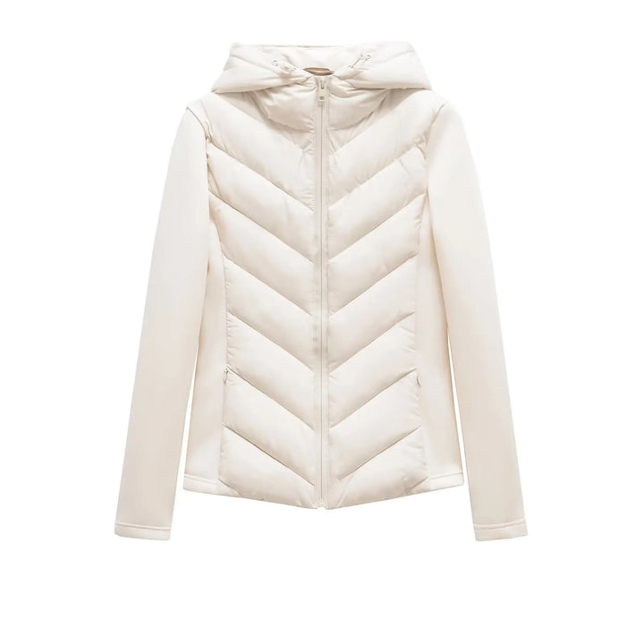 Leichte, gesteppte Damen-Winterjacke mit Kapuze und versteckten Taschen.