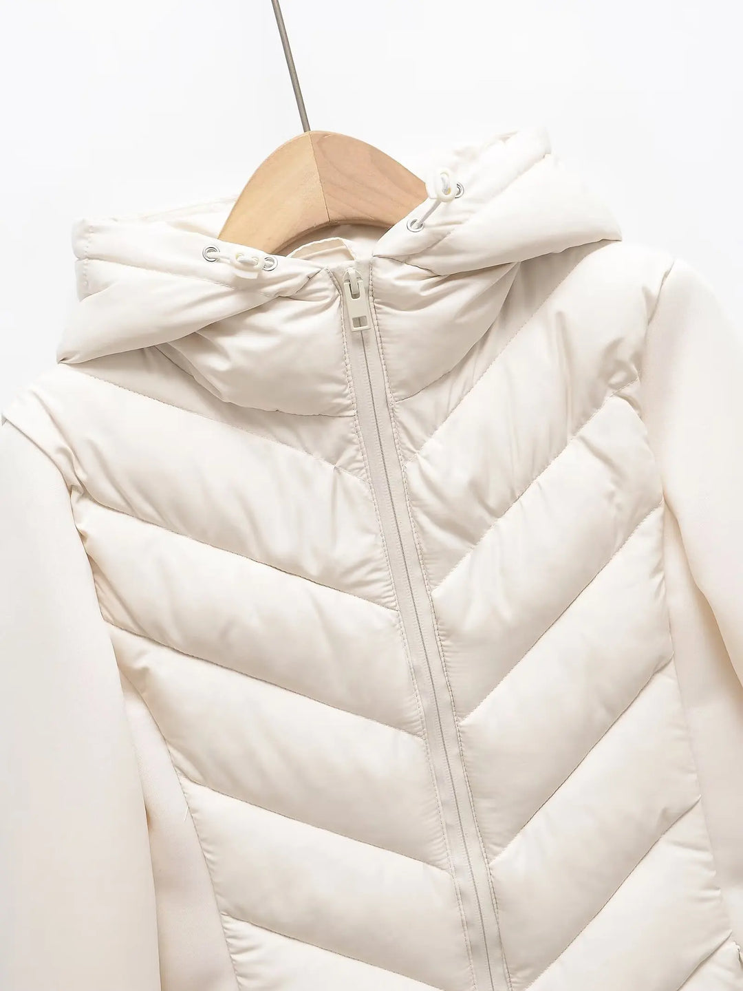 Leichte, gesteppte Damen-Winterjacke mit Kapuze und versteckten Taschen.