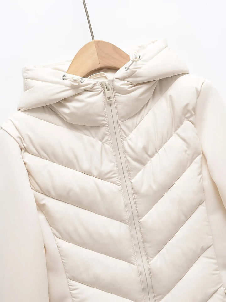 Leichte, gesteppte Damen-Winterjacke mit Kapuze und versteckten Taschen.