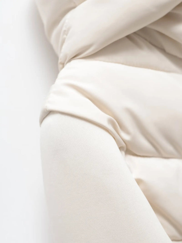 Leichte, gesteppte Damen-Winterjacke mit Kapuze und versteckten Taschen.