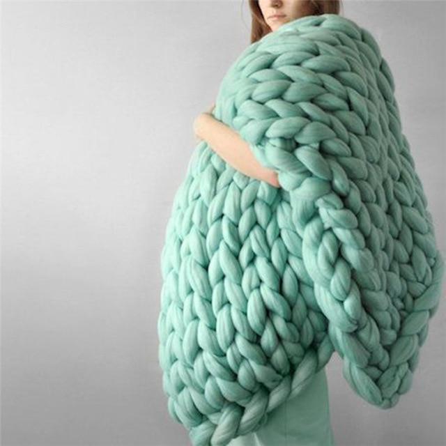 Handgemachte Grobstrick-Decke – weich und warm für das Sofa