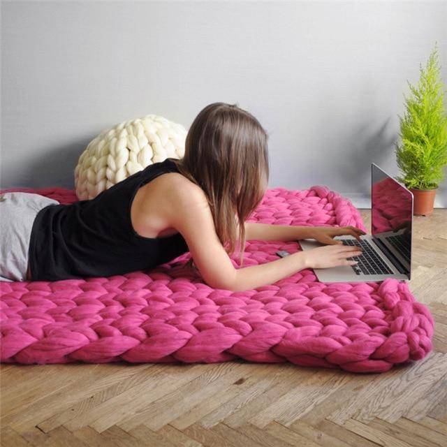 Handgemachte Grobstrick-Decke – weich und warm für das Sofa