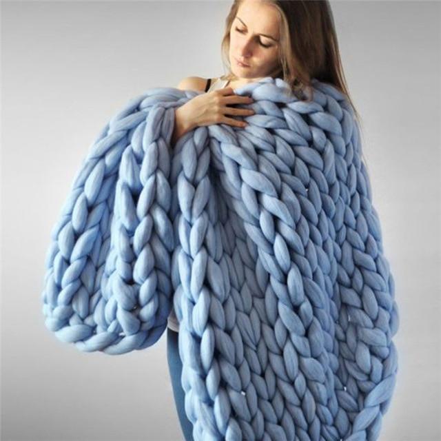 Handgemachte Grobstrick-Decke – weich und warm für das Sofa
