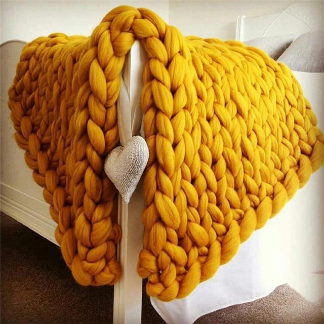 Handgemachte Grobstrick-Decke – weich und warm für das Sofa