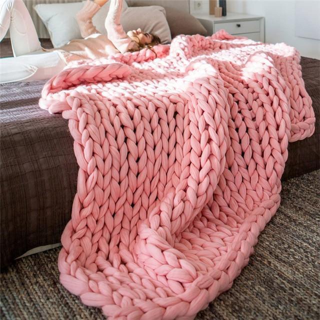 Handgemachte Grobstrick-Decke – weich und warm für das Sofa