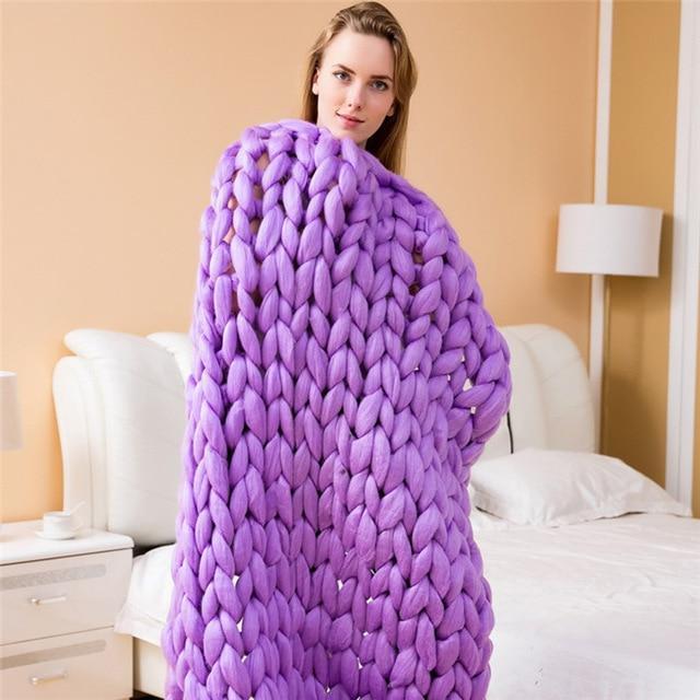 Handgemachte Grobstrick-Decke – weich und warm für das Sofa