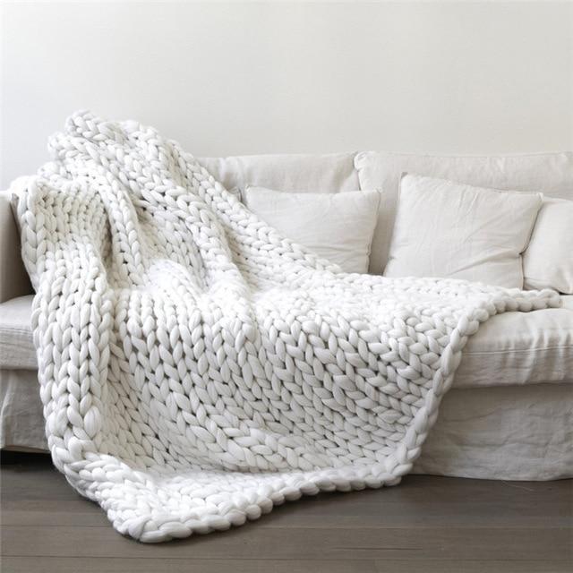 Handgemachte Grobstrick-Decke – weich und warm für das Sofa