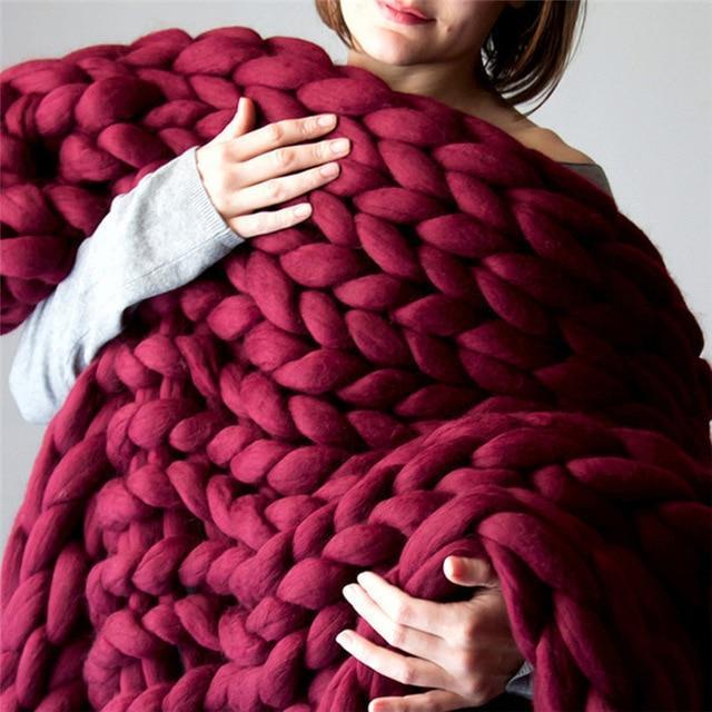 Handgemachte Grobstrick-Decke – weich und warm für das Sofa